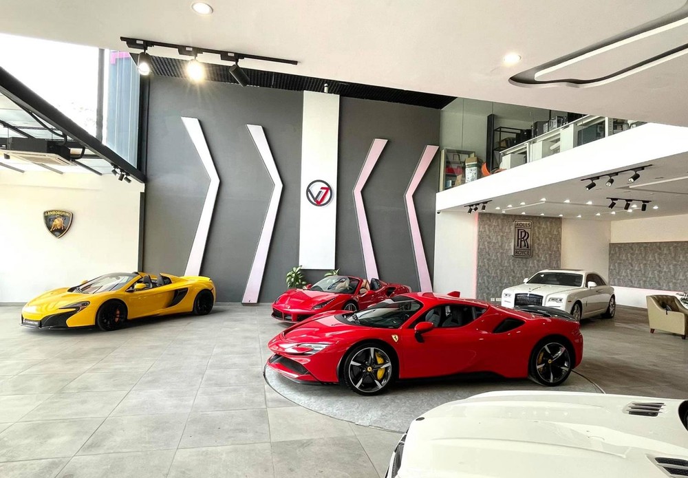 Một loạt siêu xe có mặt trong showroom xe có tiếng ở quận 7 với điểm nhấn là siêu xe hybrid Ferrari SF90 Stradale